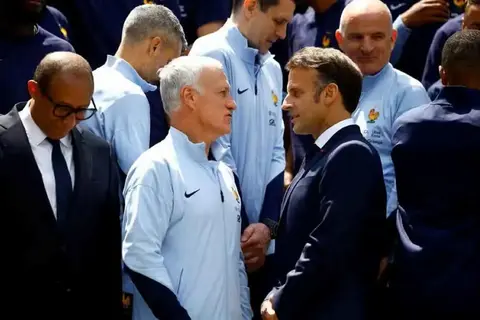 "14 عامًا من المجد".. ماكرون يودع ديشامب بعد تأكد رحيله عن منتخب فرنسا